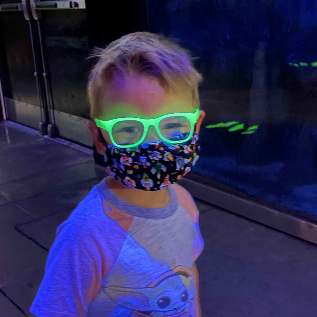 Gafas que brillan en la oscuridad | Niño pequeño